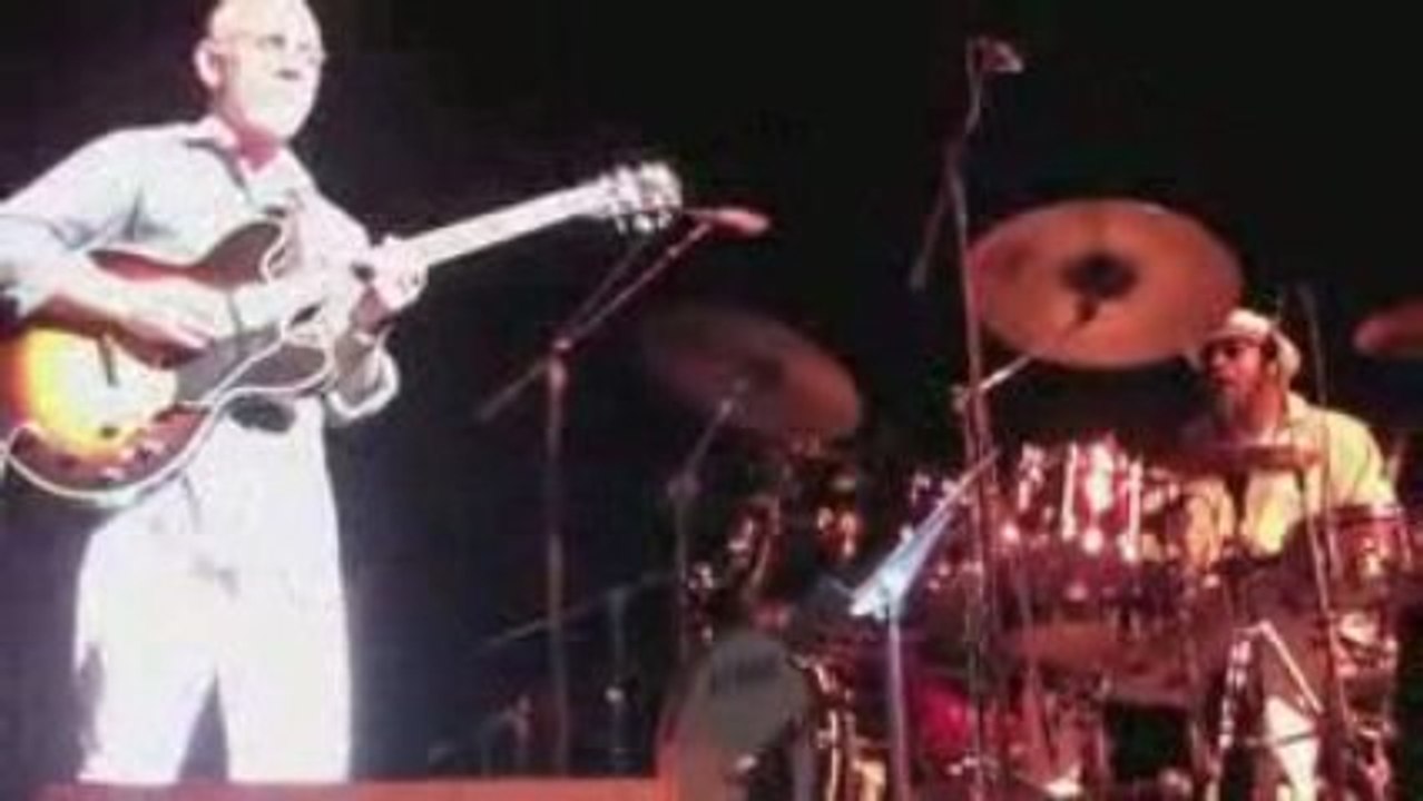 Fourplay - Larry Carlton Play the song Blues Force Live