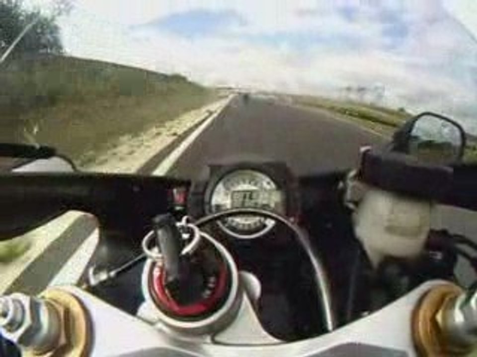 Sortie de piste ER6 + 2 ZX6R au circuit Carole