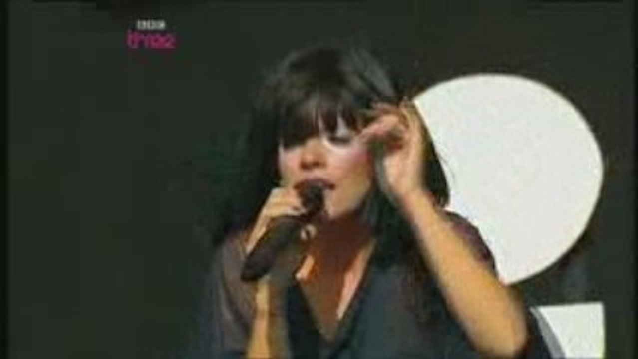 Lily Allen - Womanizer (Live T in the Park 09' BBC3)