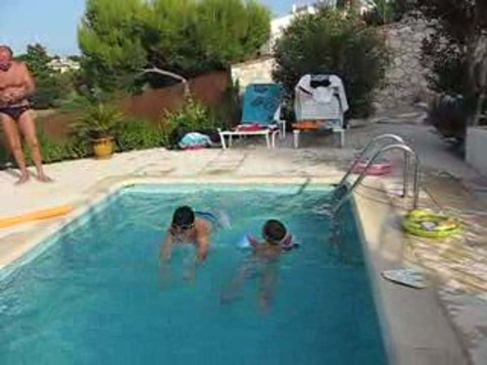 baignade dans la piscine