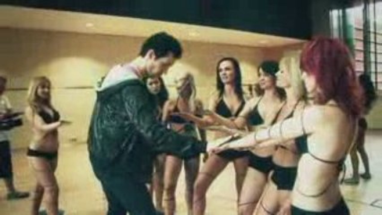 Calvin Harris – Humanthesizer (en bikini)