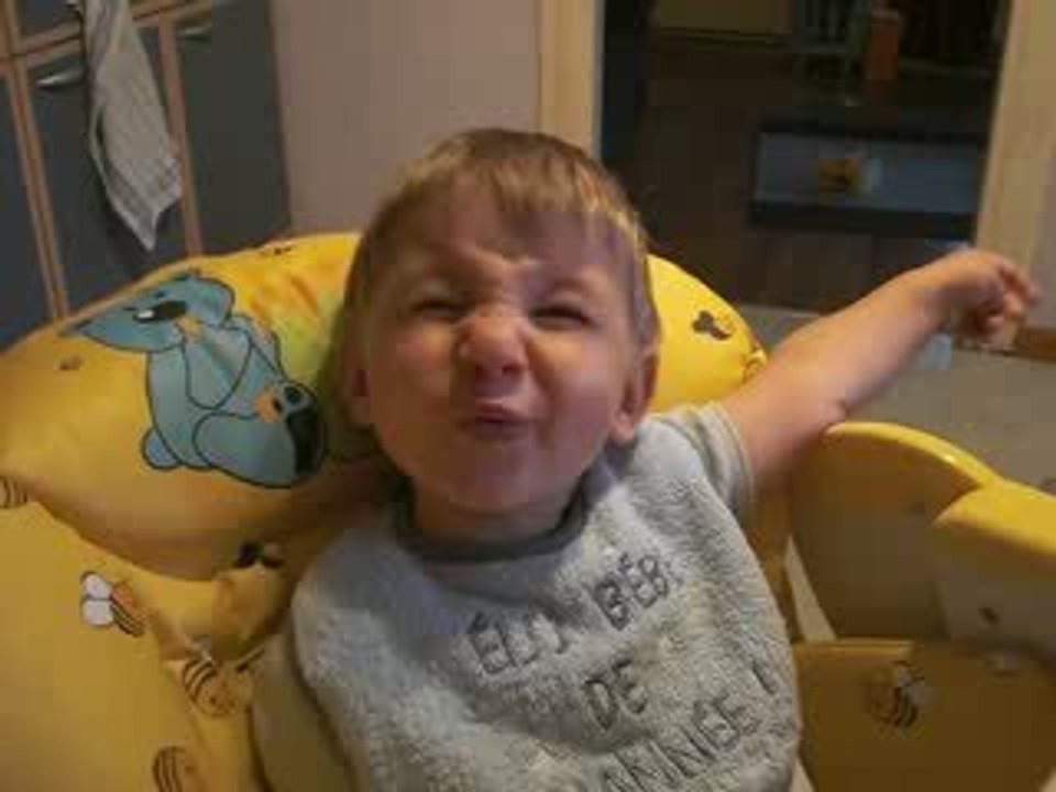 Esteban fait des grimaces