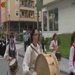 Desfile nadadores y grup. folkloricos del descenso ria navia