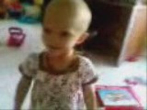 Lynn explose de rire a cassé les cubes