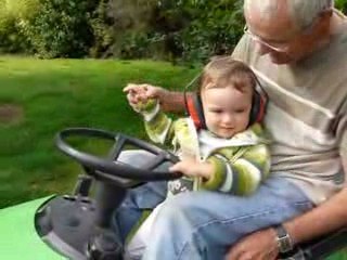 Aodren fait du tracteur avec Papy