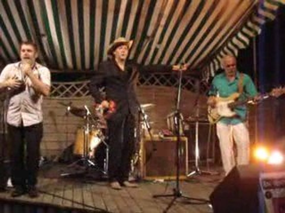 08 - Flyin' Saucers - Le Canon - 05 08 2009