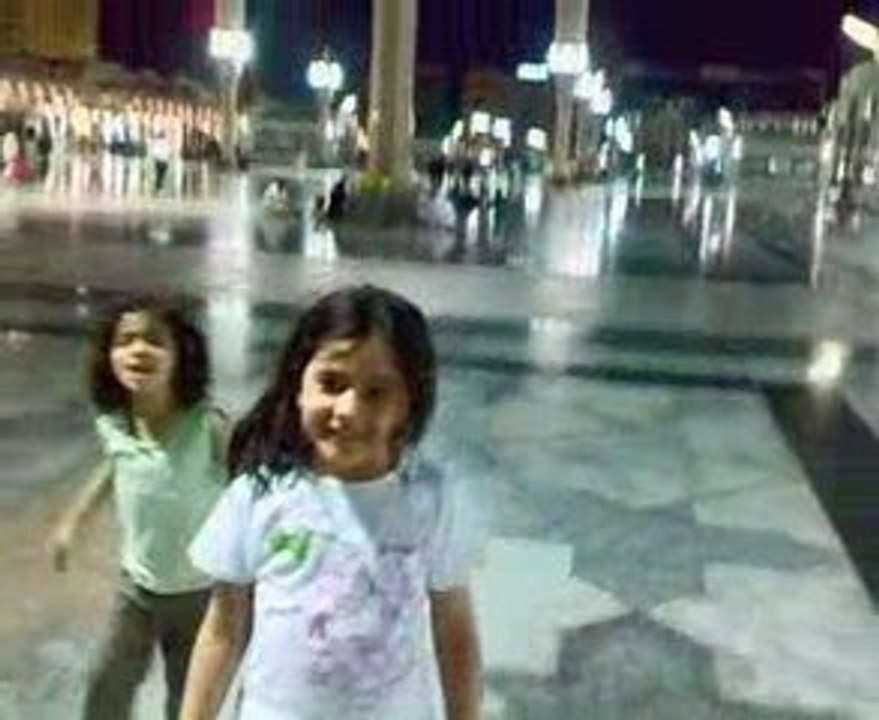 Yeşil Kubbe'nin önünde Çocuklarla oyun