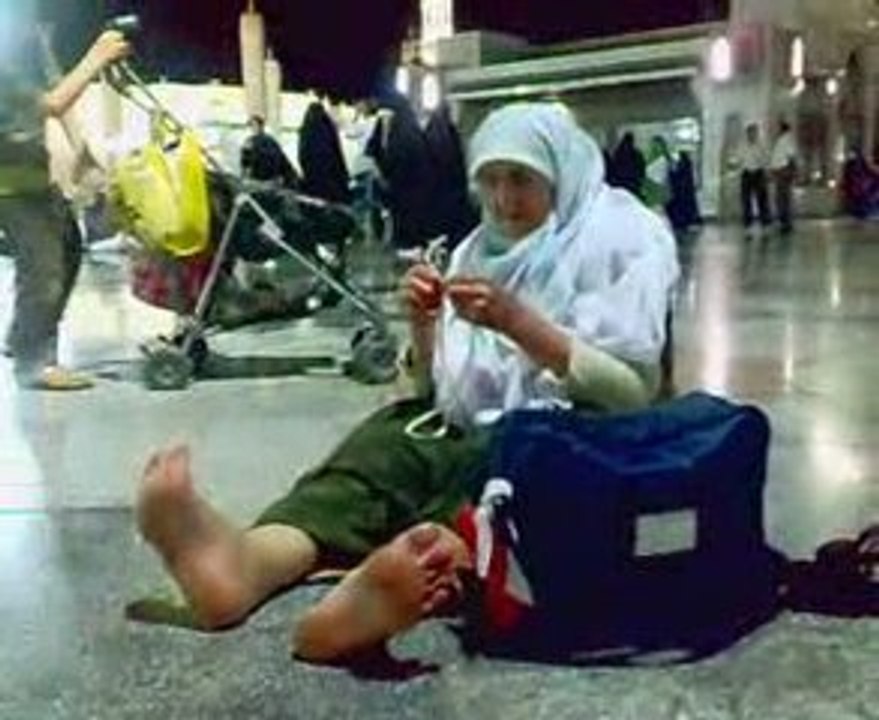 Umreciler Ravzı-ı Mutahharanın önünde oturuyorlar