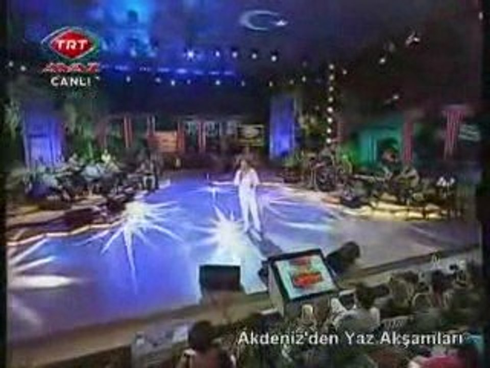 Ahmet Özhan Rüzgar söylüyor şarkımızı