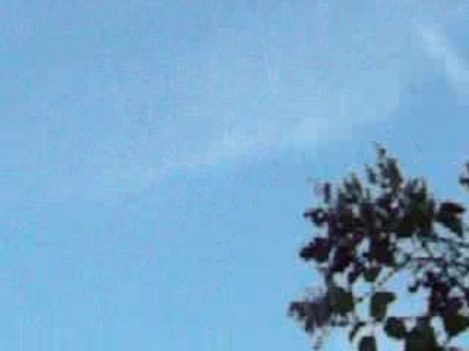CHEMTRAILS BRUXELLES  15 AOUT 2009 8H50 FLAG
