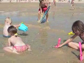 Les enfants barbotent à Carcans !!