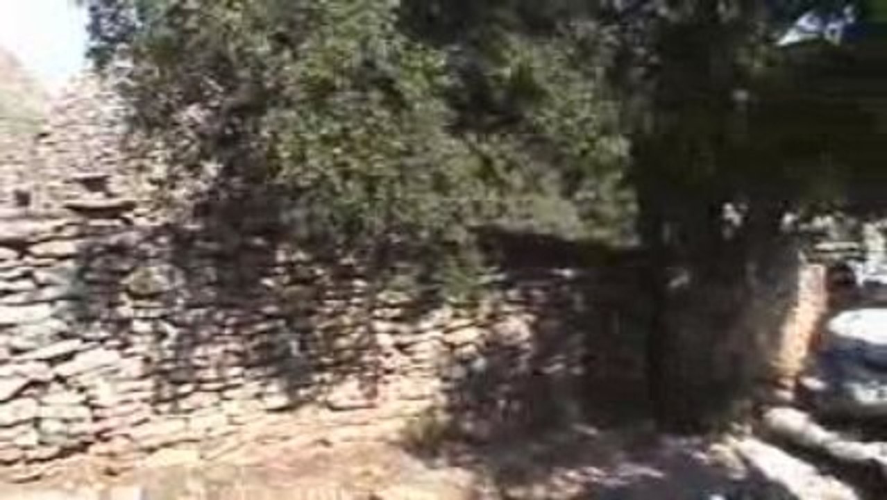 LE VILLAGE DES BORIES A GORDES VAUCLUSE