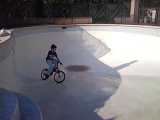 Velo au fond de la Piscine
