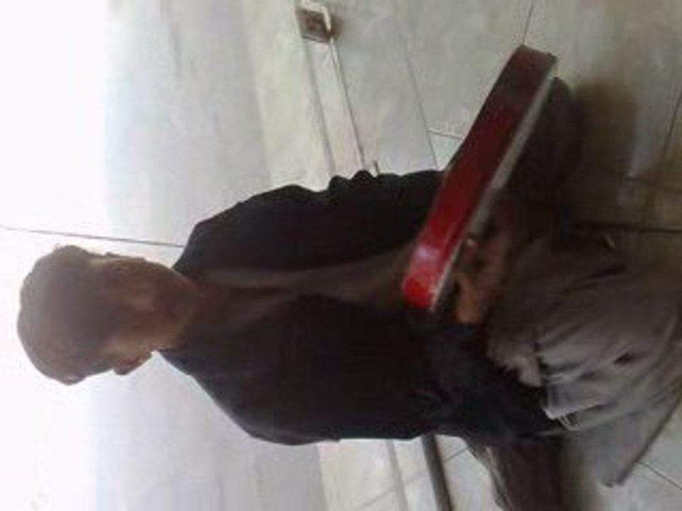 Un jeune afghan de Herat ( Afghanistan ) joue du tambour