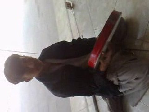 Un jeune afghan de Herat ( Afghanistan ) joue du tambour