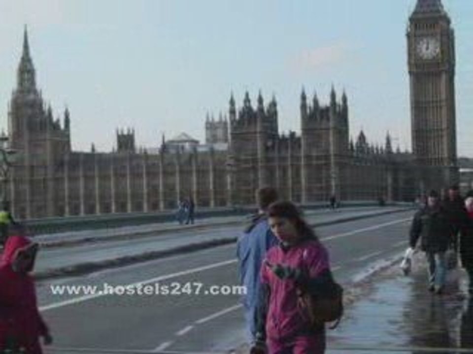 Snowy Day in London 2009 Video - Hostels247.com