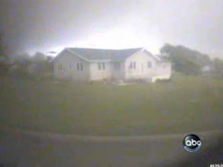 Kasırga evi böyle yerle bir etti