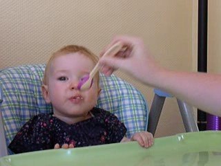 Juliette mange la charlotte aux poires de mamie !