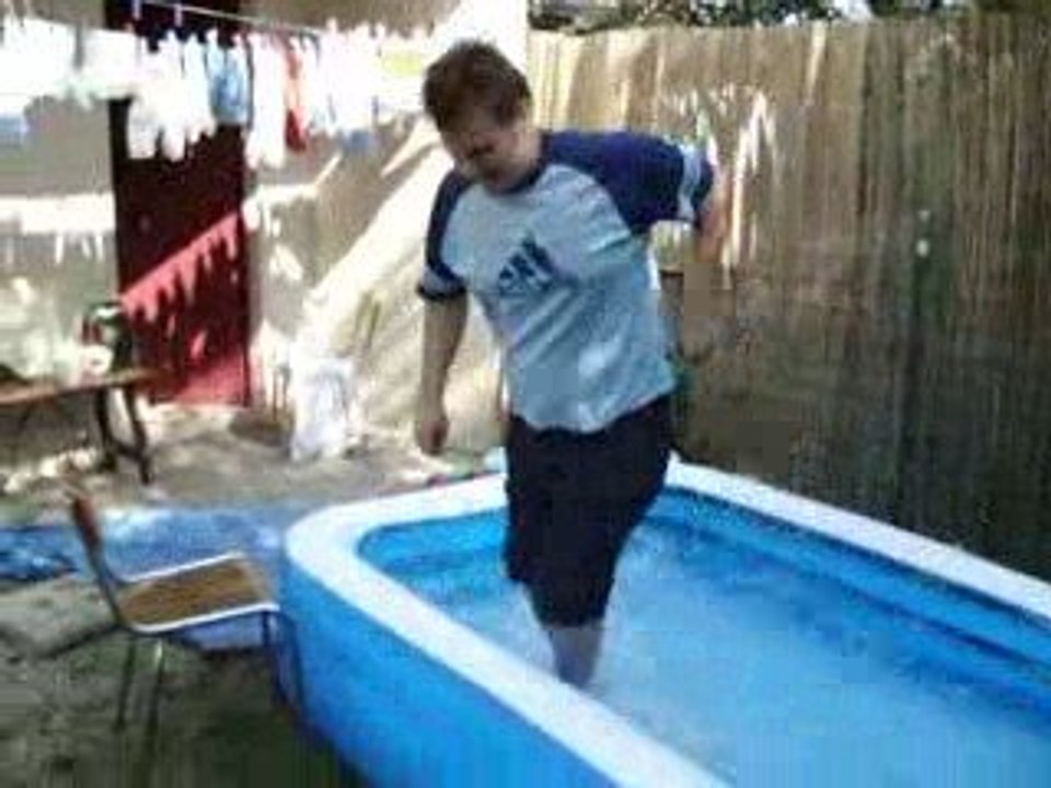 kiki et evann à la piscine