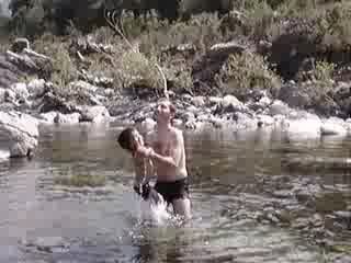 Arthur et papa à la rivière ( Corse )