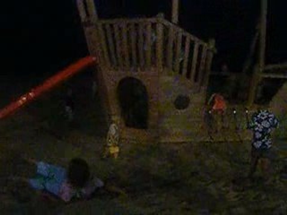 bébé descend du toboggan