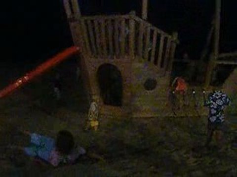 bébé descend du toboggan