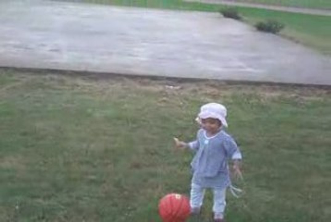 Léana joue au ballon 2