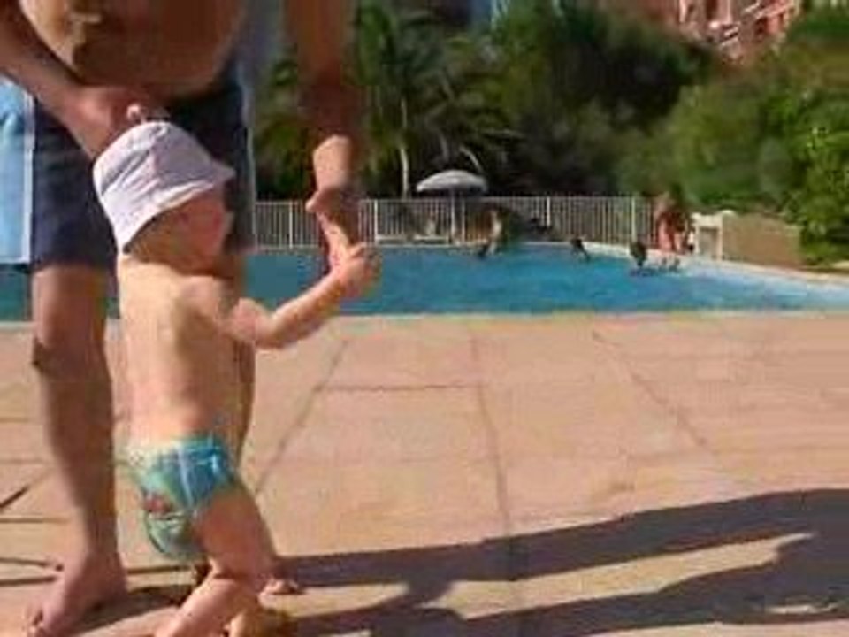 bébé fait du charme
