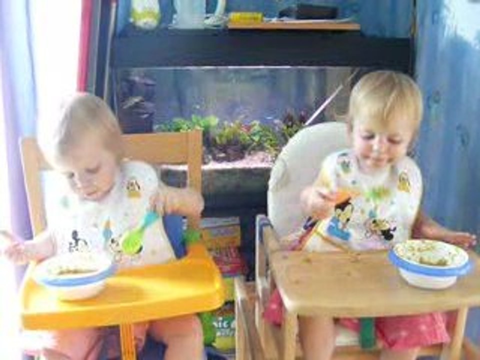 Lauraline et Chloélia mangent toutes seules.... 2