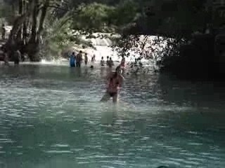 pauline danse dans l'eau à Agua Azul