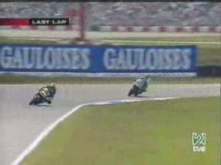 Rossi vs Sete ultima vuelta assen 2004