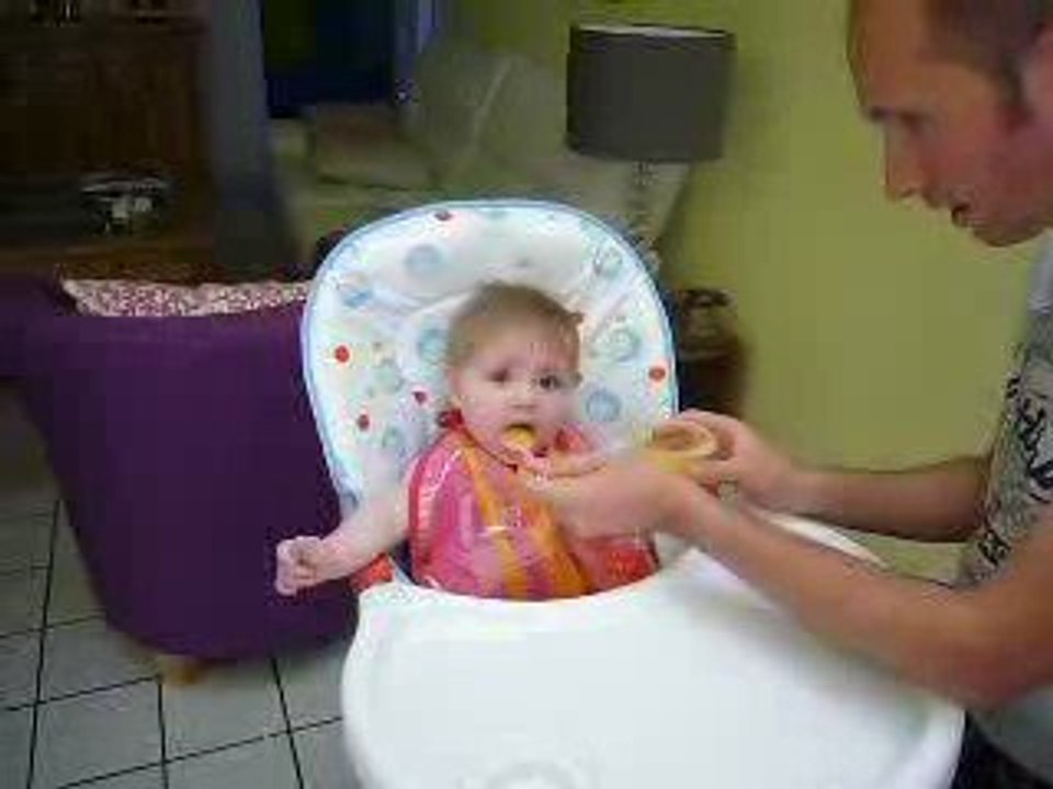 Charlotte mange son premier repas