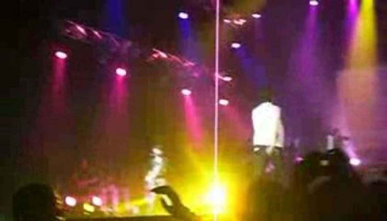 Hold on Jonas BRothers 14.06.09 Zénith PARIS.