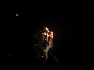 DERRIERE SES CHEVEUX LONGS - LA RUE KETANOU