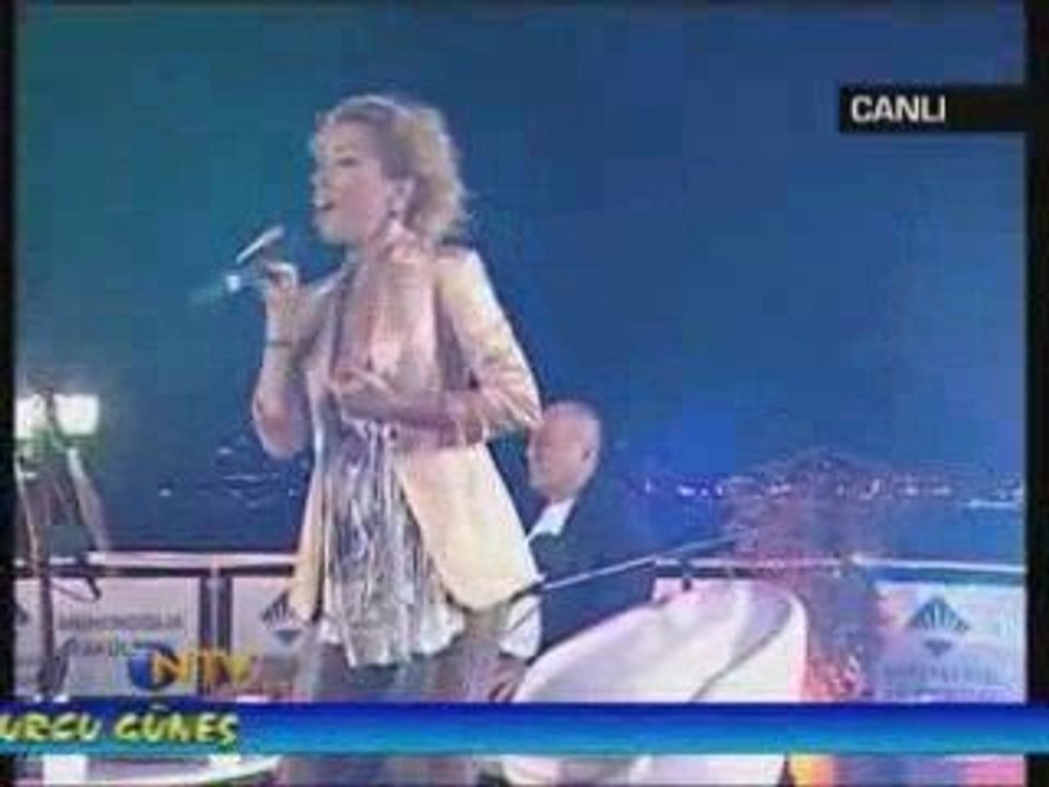 Burcu Gunes - Ask Geciyormus Istanbul'dan .canlı