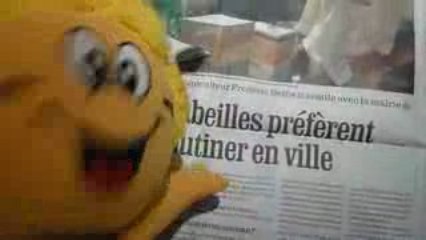 Maya lit le journal de la depeche du 19 aout 2009