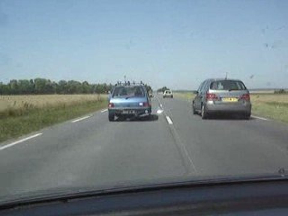 205 Retro 02 dépassement Mercedes classe B