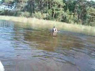 Emilie et Pepita dans l'eau