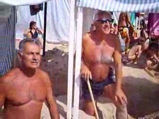 Les Vieux PAPOTES jouent sur la plage 01