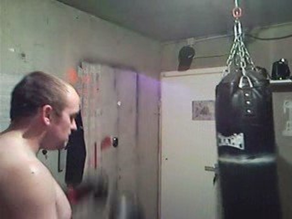 Ma deuxieme video(frappe dans sac de boxe)
