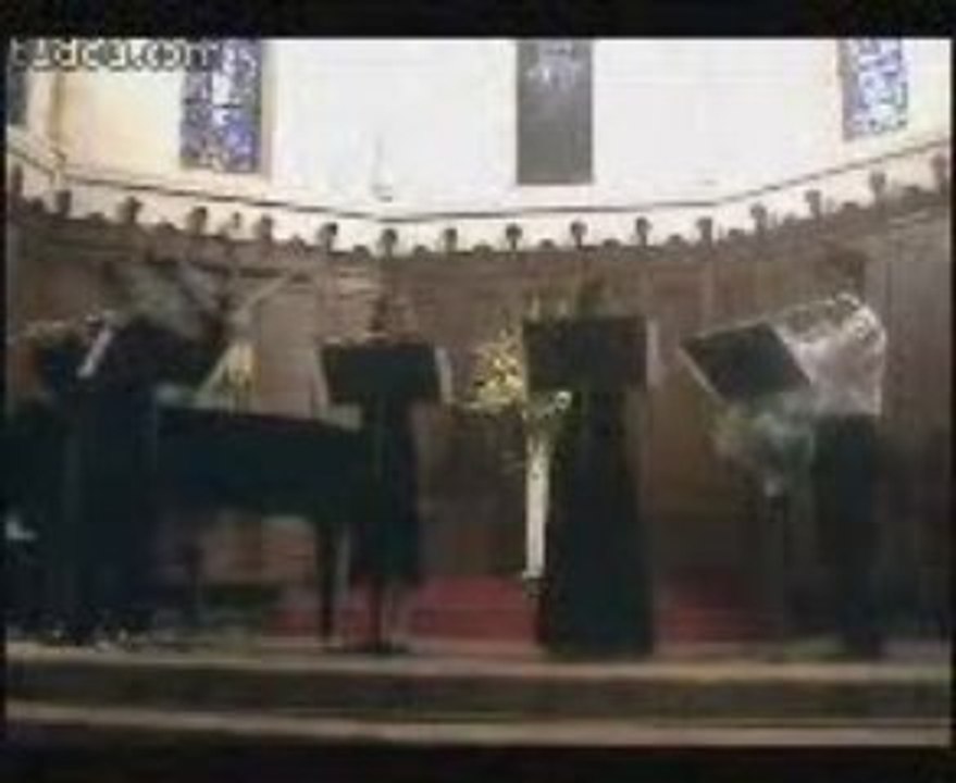 Les nuages colorés poursuivent la Lune