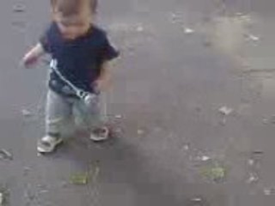 attilio qui marche dehor