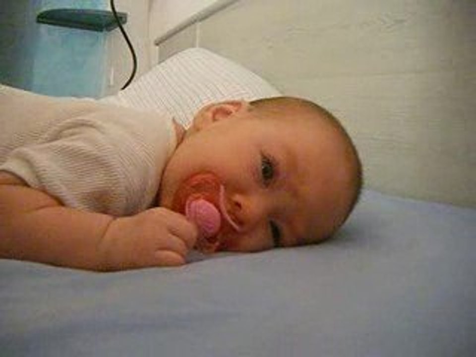 Camille remet sa sucette