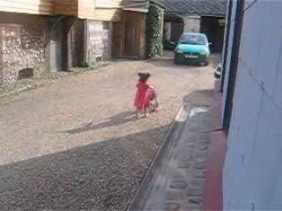 chloé et son bébé en poussette