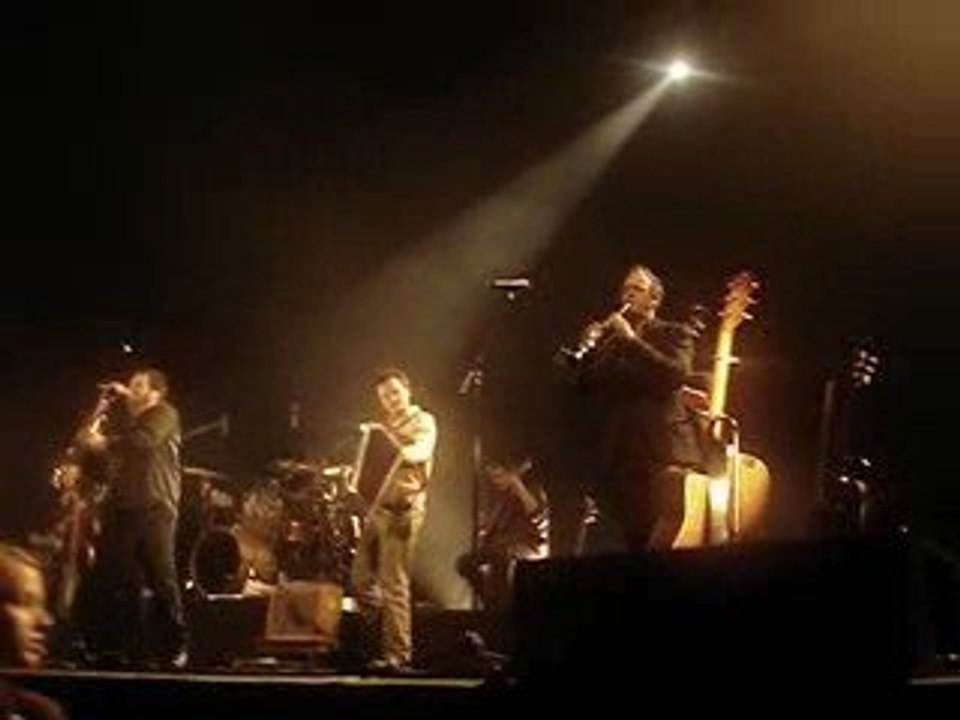 EN ATTENDANT LE PIRE - DEBOUT SUR LE ZINC