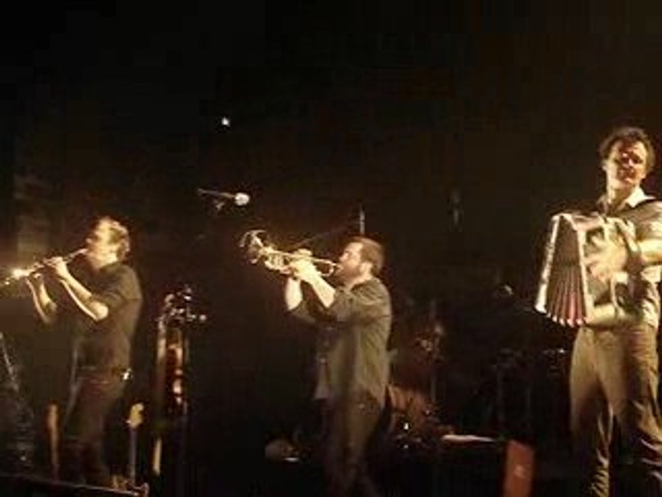 L'ARBRE - DEBOUT SUR LE ZINC