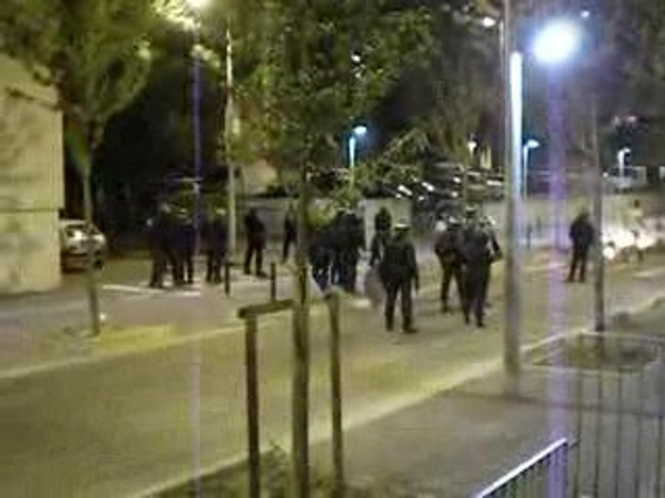 emeutes a nanterre entre jeunes et les crs.