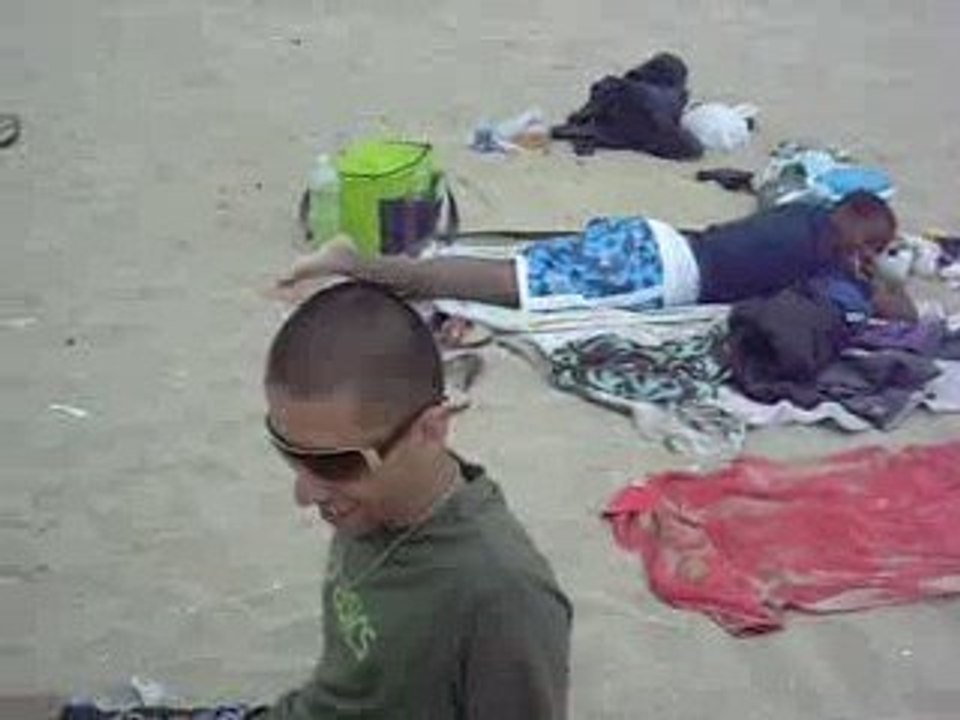 Fess fess pisse sur le sable!