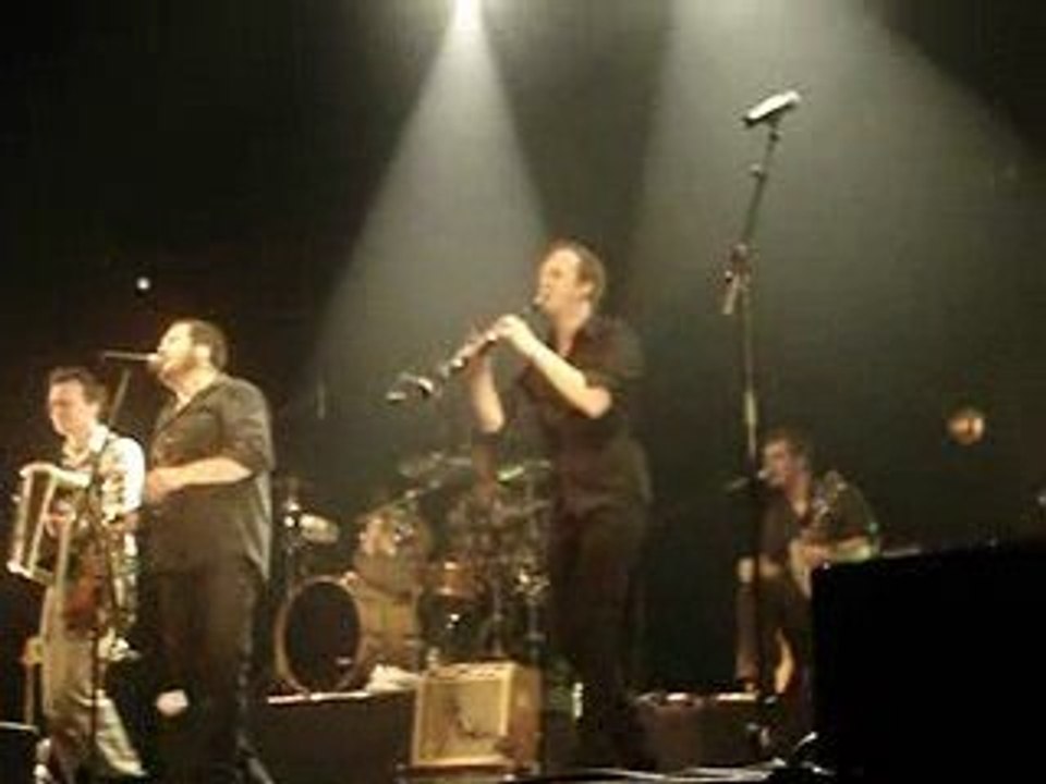 POIL AUX YEUX - DEBOUT SUR LE ZINC