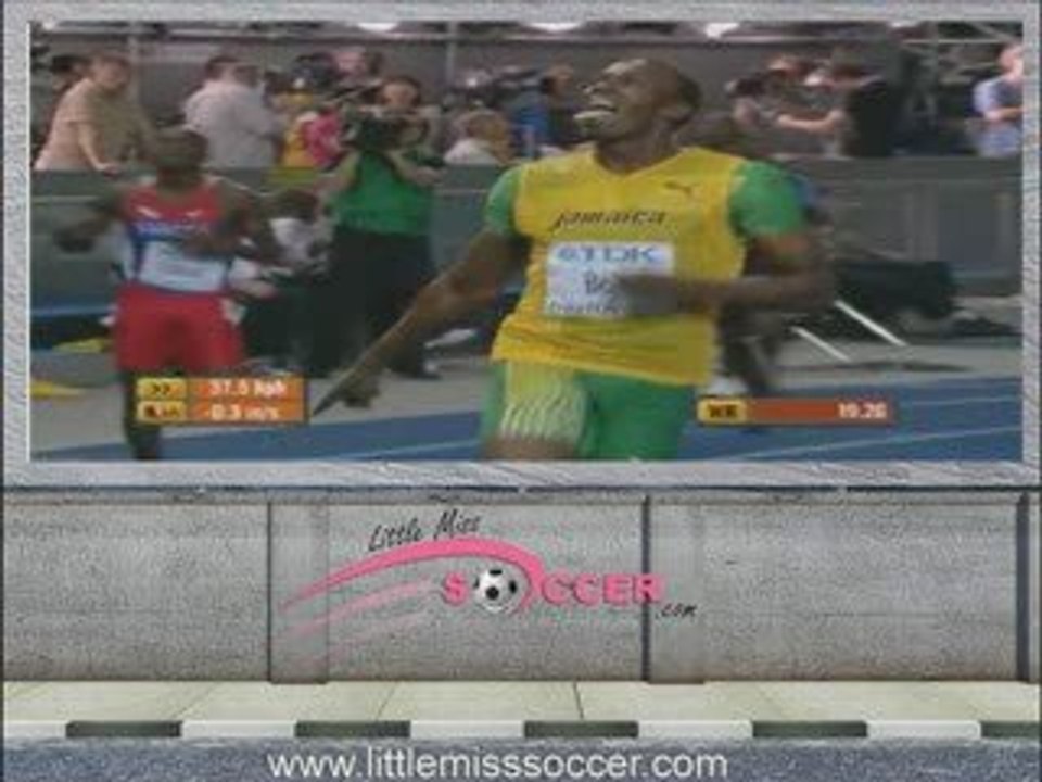 Usain Bolt breaks 200m record In Berlin 2009